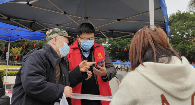 引導(dǎo)群眾掃碼登記 引導(dǎo)群眾掃碼登記