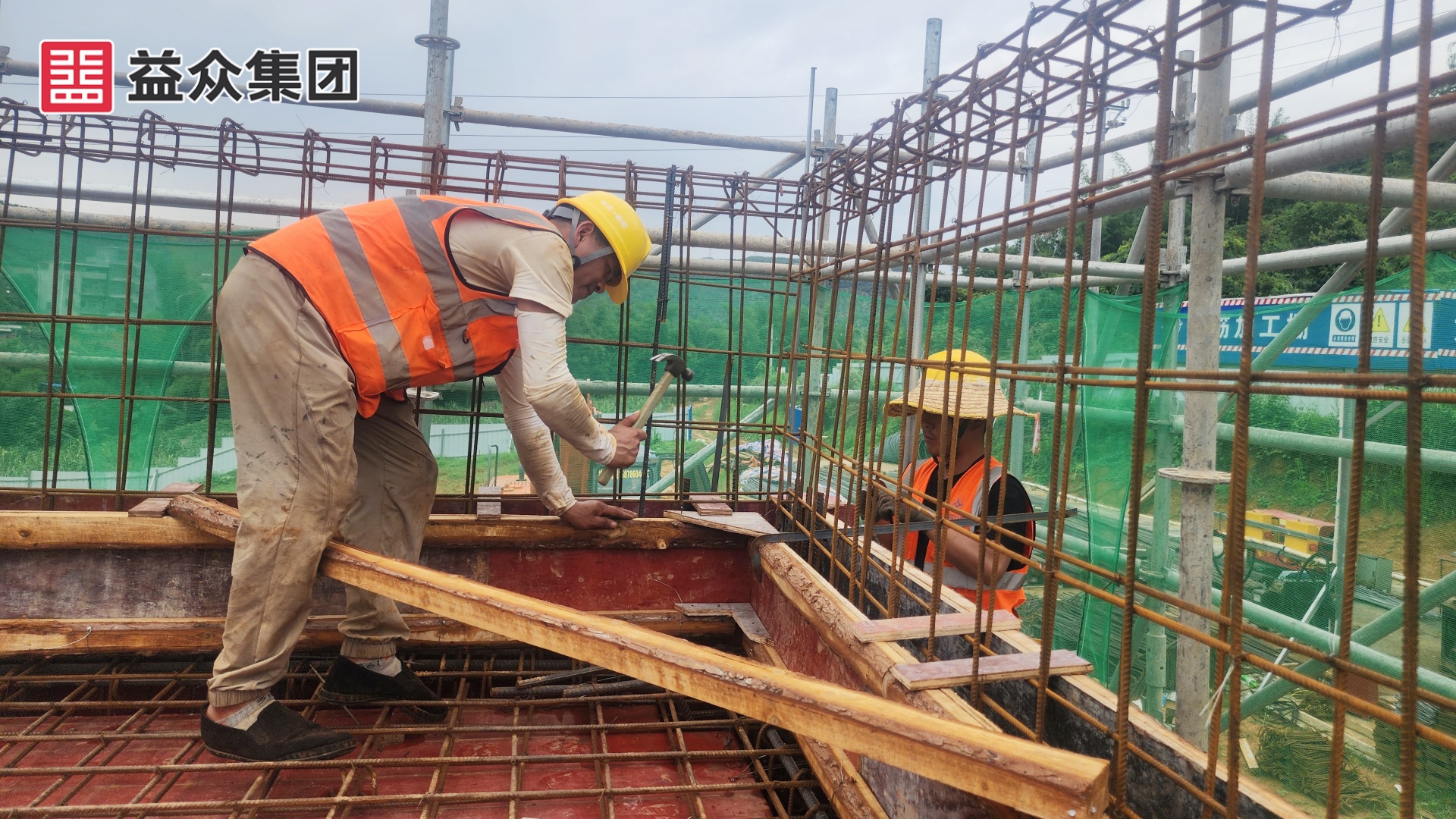 綜合管理用房屋面木工加固 綜合管理用房屋面木工加固